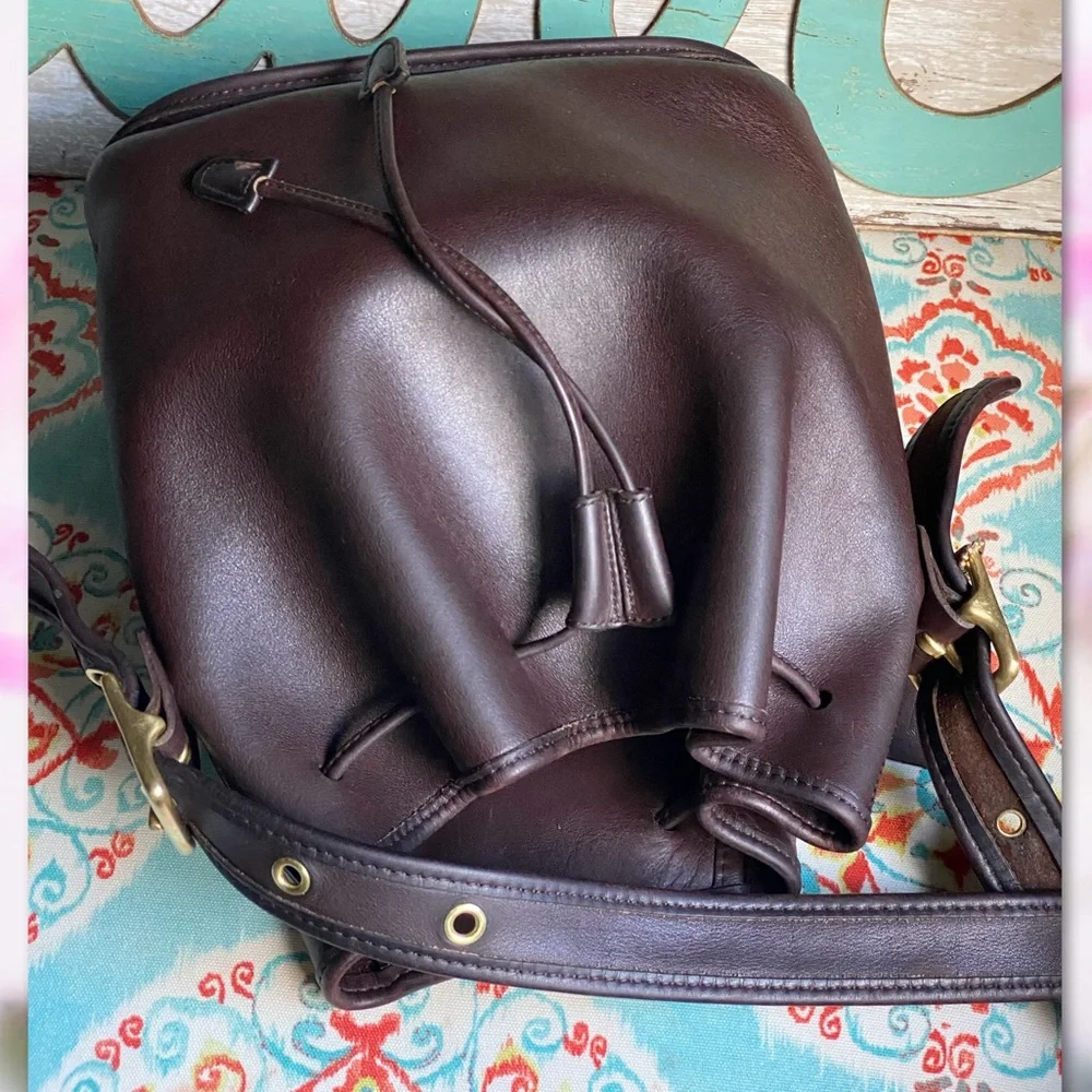 Elegant Brown Leather Bucket Bag - Picture 2 of 16